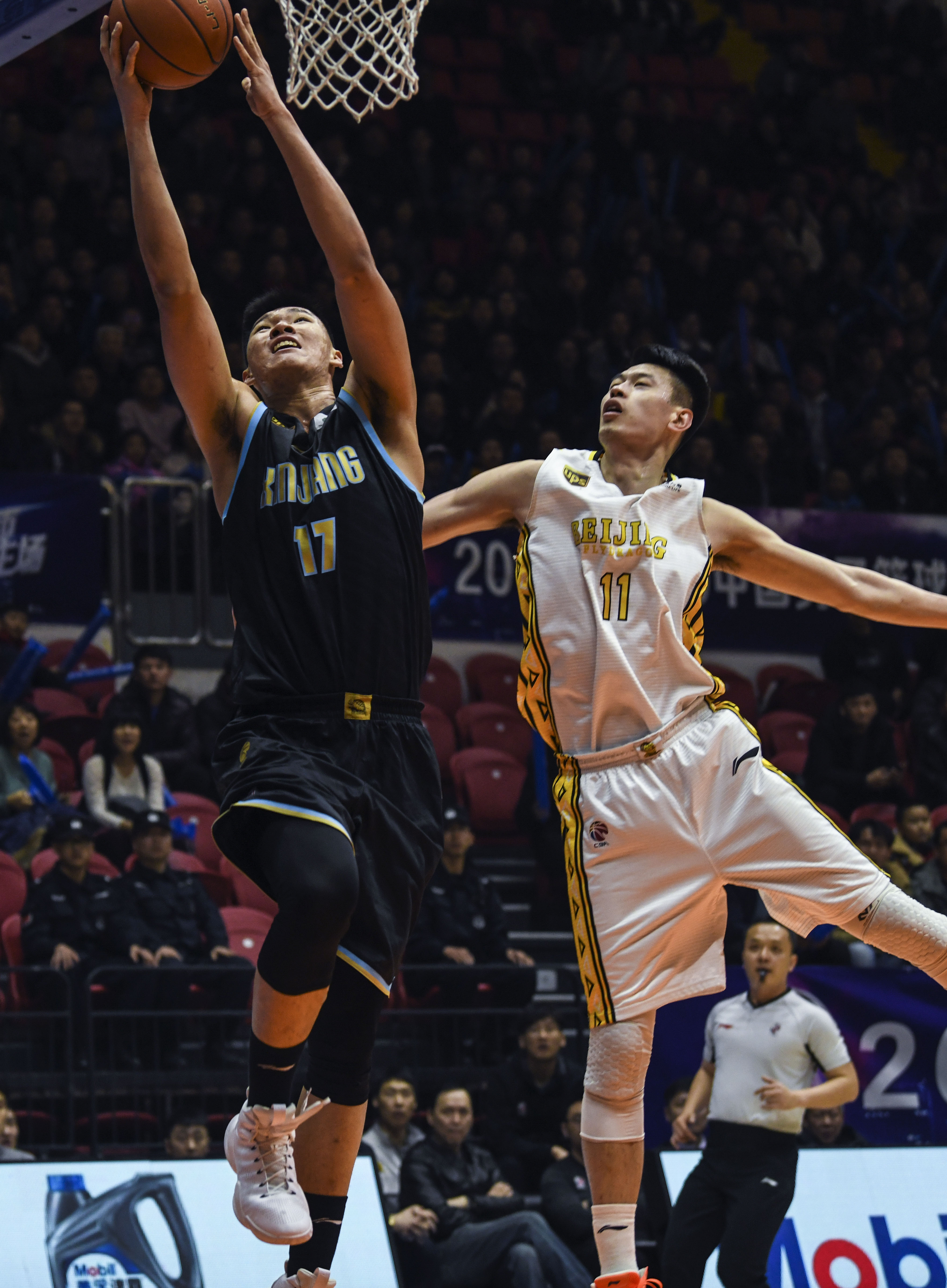 真香！克里斯蒂5中4得到11分7板1助第三节三分两连击扩大比分.